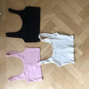Tre linnen, rosa från hm i storlek s, svart från hm i storlek s och vit från Gina tricot i storlek xs! Pris kan diskuteras 