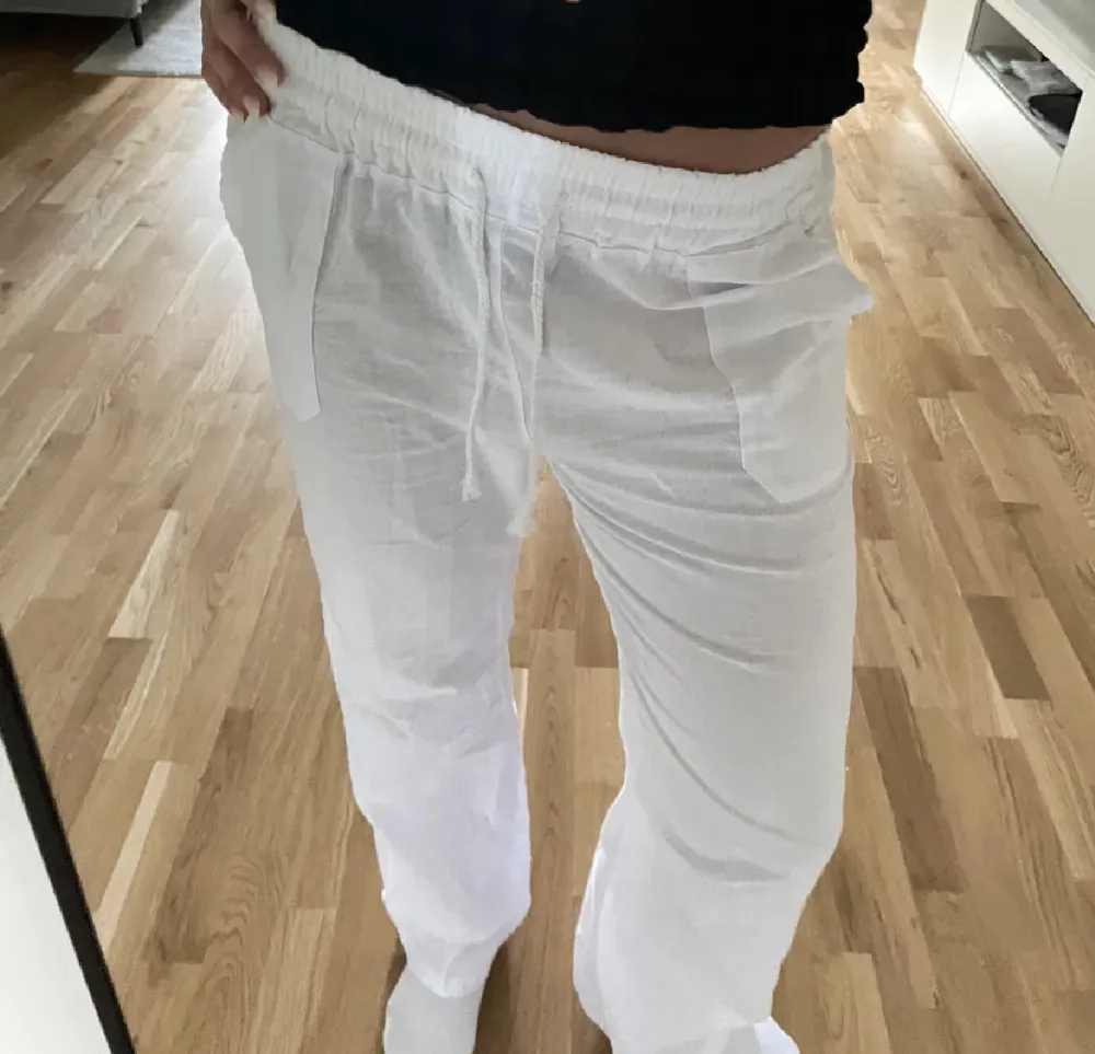 Säljer mina vita linnebyxor igen pga oseriösa köpare💕💕💕helt perfekt skick och nypriset var ca 800, köpta i Spanien, buda i DM❤️‍🔥. Jeans & Byxor.