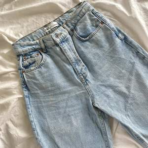 Ljusblåa skitsnygga zara jeans som är straight leg. 🫶🏼