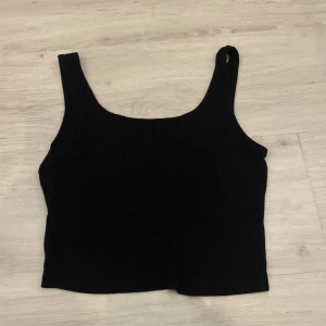 Linne/topp  - Väldigt luftigt linne och jätte skönt men har redan så många lika dana . (Frakten står alltid med i priset men om jag kan lämna det eller möta upp nån blir de billigare)