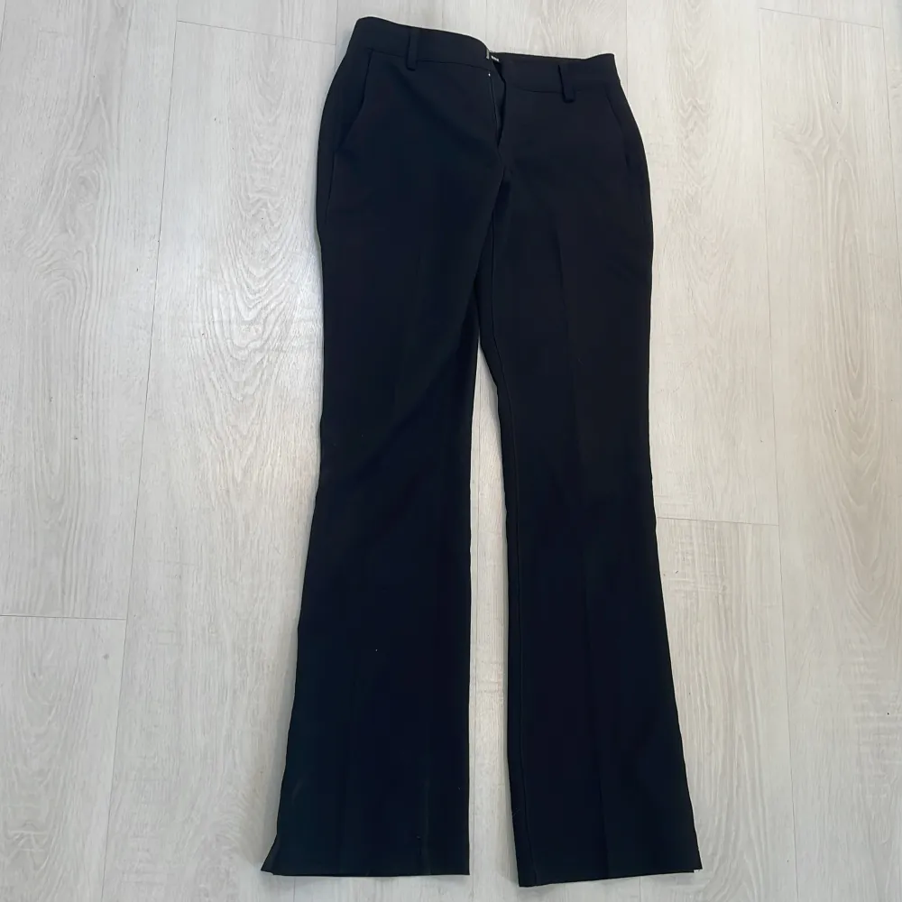 Svarta kostymbyxor i storlek 34 från bikbok, modellen är straight low, 200kr. Jeans & Byxor.