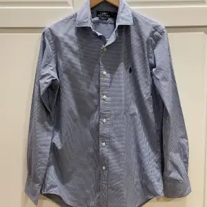 Ralph lauren skjorta för män i klassiskt rutigt mönster. Superfint skick och sparsamt använd. Storlek 15, 32/33 ”custom fit”. Snygg och klassisk skjorta som passar till alla tillfällen. 