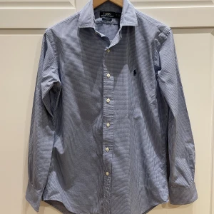 Ralph Lauren Skjorta - Ralph lauren skjorta för män i klassiskt rutigt mönster. Superfint skick och sparsamt använd. Storlek 15, 32/33 ”custom fit”. Snygg och klassisk skjorta som passar till alla tillfällen. 