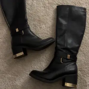 Ett par svarta boots med guld detaljer i storlek 39, använda men bra skick!💗