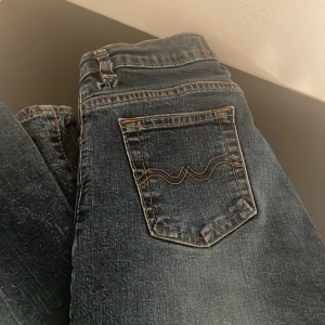 Jeans  - Snygga jeans Det är isönder längst ner för dom är lite för långa för mig 