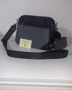 Loui Vuitton messenger bag nytt skick du får även med en loui vuitton dustbag påse alltså