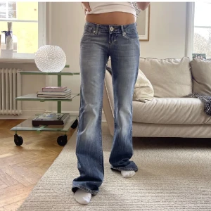 Jeans - Säljer dessa super snygga jeansen💕 Lite sönder i dragkedjan men går att laga  KÖP DIREKT FÖR 450 kr