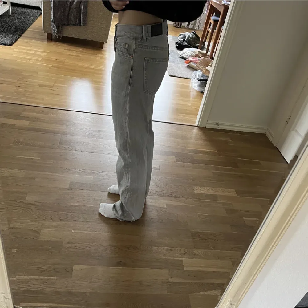 Ett par grå low waist straight leg jeans från Gina💗aldrig använda! Nypris 499kr. Skriv till mig vid intresse🫶🏼. Jeans & Byxor.