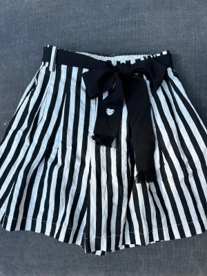 Shorts - Designer shorts köpta på Lucca,  Östermalm Stockholm. Shortsen är från italienska lyxmärket Monnalisa och endast använda 1-2 gånger.