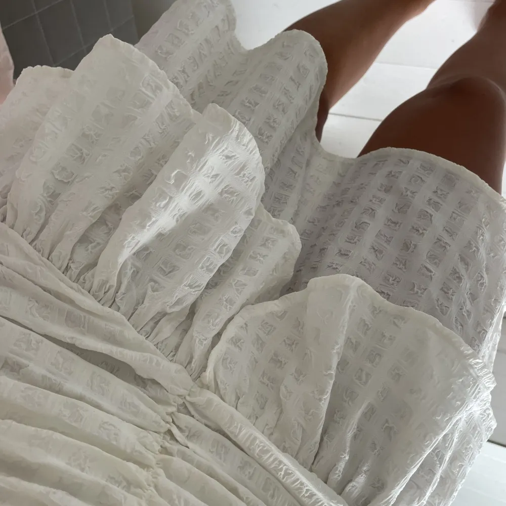 Säljer denna vita volang kjol i som nytt skick då jag inte får användning av den längre . Kjolar.
