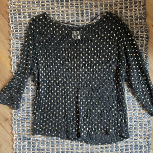 Festtröja genomskinlig/med hål - Säljer denna festtröja med fina gulddetaljer och hålig stickning från Zara som inte säljs längre. Jättefin att ha självt eller tex dra över ett linne. Skriv för frågor eller fler bilder🩷🩷🫶