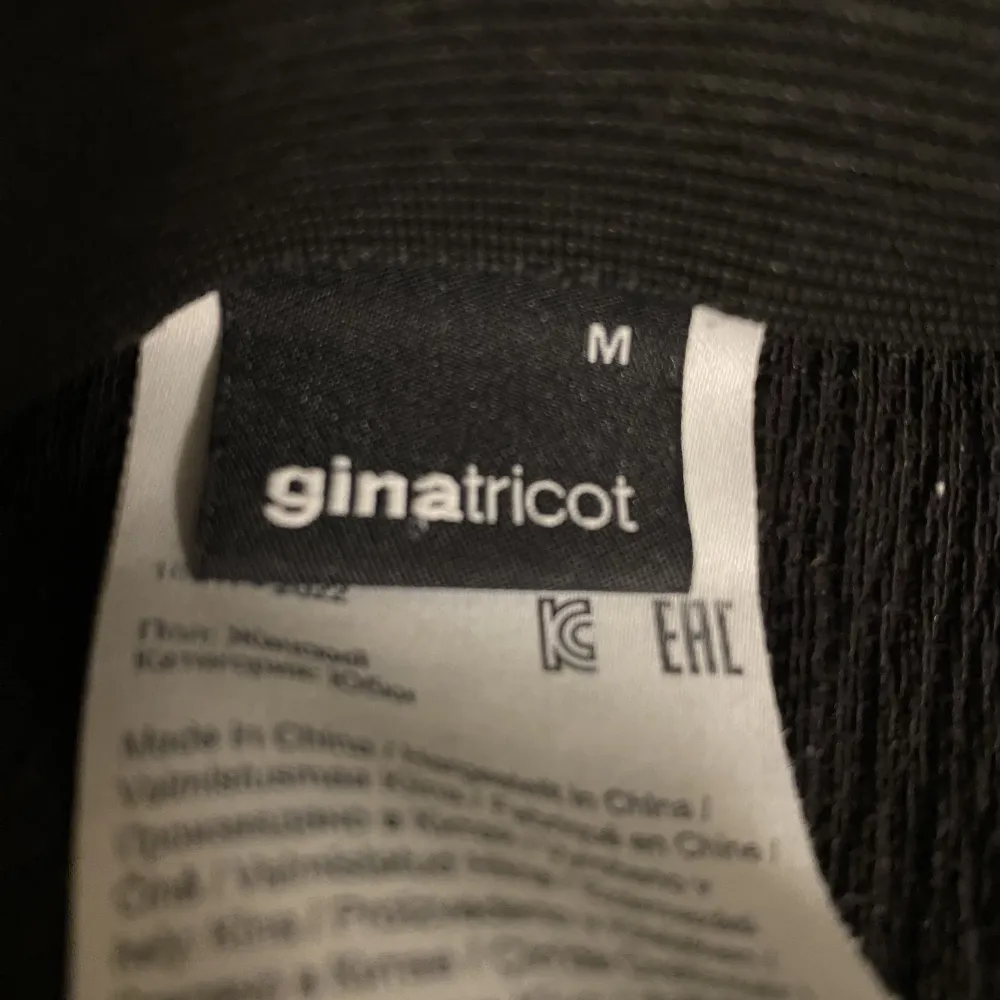 Säljer min svarta kjol från Gina Tricot i strl M. Den har använts några ggr och blivit lite nopprig. Den har som en volang längst ner💕. Kjolar.