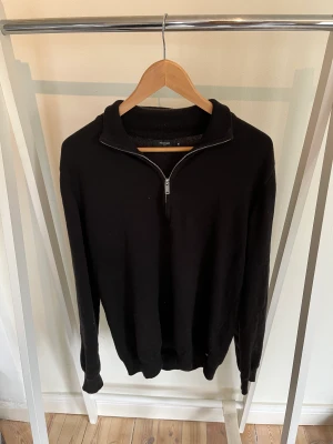 Matinique halfzip - Säljer en skön stickat halfzip tröja från matinique. Tröjan är i fint skick utan några defekter. Hör av dig vid frågor eller funderingar!