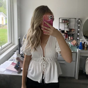 Söt blus från gina tricot - Säljer denna söta blus i storlek M från gina tricot då den inte kommer till användning💖