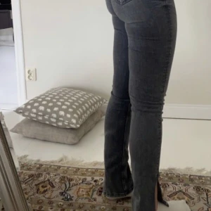 Jeans - Säljer dessa super snygga slutsålda  jeansen med slits från zara🤍