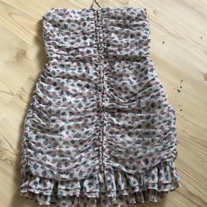 Klänning  - Sååå fin klänning från zara, aldrig använd 💗 köpare står för frakten 💗