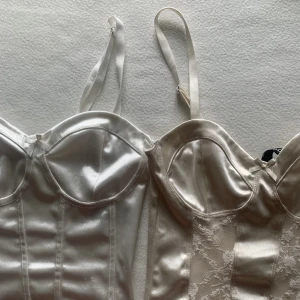 Två snygga toppar från h&m - Säljer dessa ”toppar” från h&m då de inte kommer till användning priset kan diskuteras (den ena är lite beige och den andra vit)   Köp en för 40 eller båda för 80