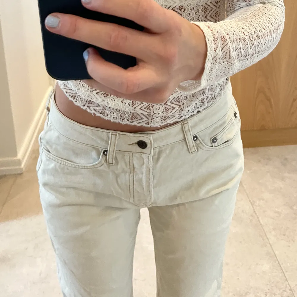 Vita lågmidjade jeans, lite korta på mig som är 173. . Jeans & Byxor.