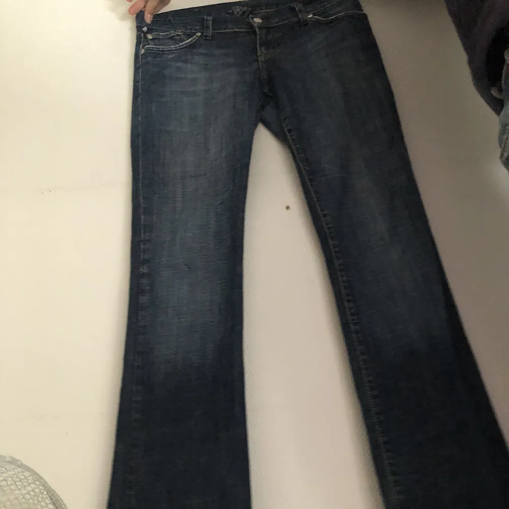 Skitfina Victoria Beckham jeans som är lågmidjade och bootcut. Funderar på att sälja dem. Skriv prisförslag. Jag håller in byxorna lite på bilden för att dem är lite stora så skulle säga att dem passar någon med storlek M. Har slitningar vid hälen❤️. Jeans & Byxor.