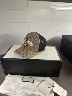 Gucci Bee Keps - Gucci Bee keps - Size: M - Condition: 8/10 - Pris: 2200kr Kommer med box, dustbag, tags, samt kvitto!  ————-