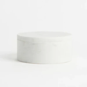 Marmor Ask  - En superfin Ask i marmor, fungerar som förvaring i badrummet eller till nycklar t.ex.  Inköpt i oktober 2022 för 299kr från H&M home - som ny 💕  Mått: höjd 5,5 cm och diameter 13 cm
