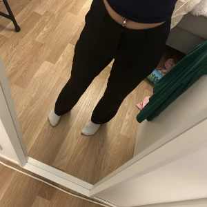 Svarta flare kostymbyxor  - Säljer nu mina mid waist flare kostymbyxor från bikbok då de inte kommer till användning längre😊 