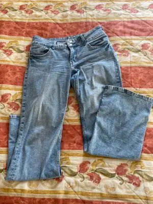 Fina jeans från H&M med knap fickor på baksidan (tar bara Swish)