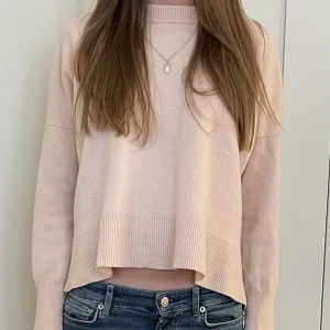 Soft Goat Tröja  - Snygg 100% cashmere stickad tröja från Soft Goat, säljer pga att den inte kommer till användning skriv om ni har frågor 🥰