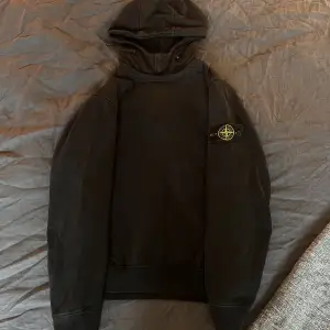 Säljer en Stone island hoodie Storlek s  Skriv vid funderingar.