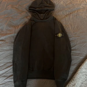 Stone island hoodie - Säljer en Stone island hoodie Storlek s  Skriv vid funderingar.