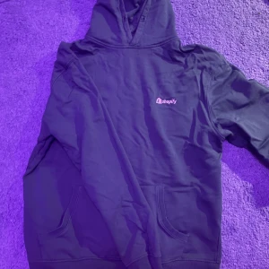 hoodie!! - superfin mörkgrön hoodie, med täcken på användning men fortfarande i bra skick. superskön och en as najs hoodie som passar till det mesta!! jag skulle säga att den är en oversized storkek S på mig som är 160 cm. skriv ifall ni undrar något!❤️