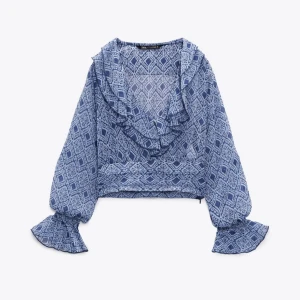 zara blus - säljer denna jättefina mönstrade blusen med volanger ifrån zara då den inte kommer till någon användning för mig. den passar till vilket tillfälle som helst!