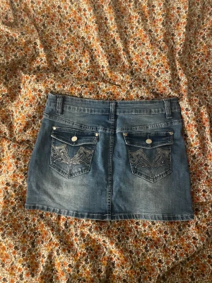 Jeanskjol - Säljer den här jeanskjolen från Shein i strl L, som även passar M pga av att den är stretchig💕