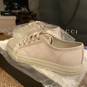 Gucci Sneakers - Gucci sneakers köpta i Milano som present men var lite för små. Om du gillar Lanvin stilen så är dessa väldigt lika men långt mycket mer sällsynta. 