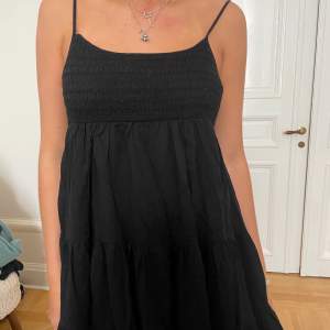 Säljer min svarta zara klänning som passar till alla tillfällen!!❤️ så fin och i bra skick. 175+frakt