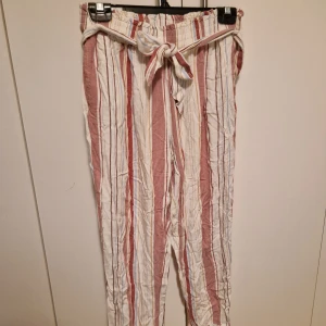 Waisted striped pants - Högmidjade byxor i mjukt material