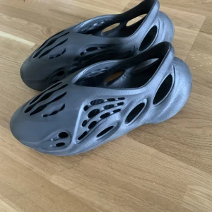 Foam runners  - Säljer de för att de är för små. Pris kan diskuteras vid snabb affär 