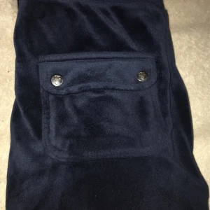 Mörkblåa juicy byxor  - Jag säljer mina mörkblåa juicy byxor för de är för stora för mig. Jag köpte de för 1099kr o säljer de för 750 kr men priset kan diskuteras o jag kan skicka fler bilder till er som är intresserade 