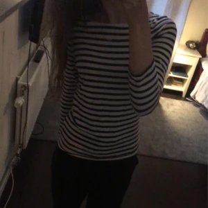 Randig långärmad tröja - Randig långärmad tröja från Lindex. Säljer pågrund av att den ej kommer till användning längre. Ärmarna är i en kortare modell, och är endast använd ett fåtal gånger😊💕 