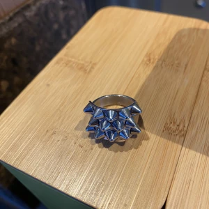 Edblad ring - Hej, är det någon som har en likadan ring fast i guld som skulle vilja byta med mig? Kan även tänka mig att sälja! 💗💗💗