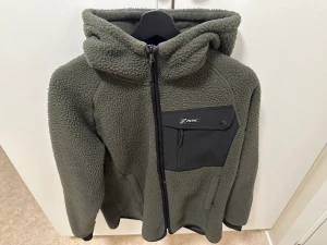 fleecejacka - fleecejacka från RevolutionRace, knappt använd så nyskick. storlek s