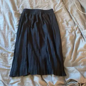 En svart kjol från Lindex i storlek 146/152 men passar även om man har storlek xs. Knappt använd så väldigt fin fortfarande💕
