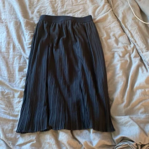 Svart kjol - En svart kjol från Lindex i storlek 146/152 men passar även om man har storlek xs. Knappt använd så väldigt fin fortfarande💕