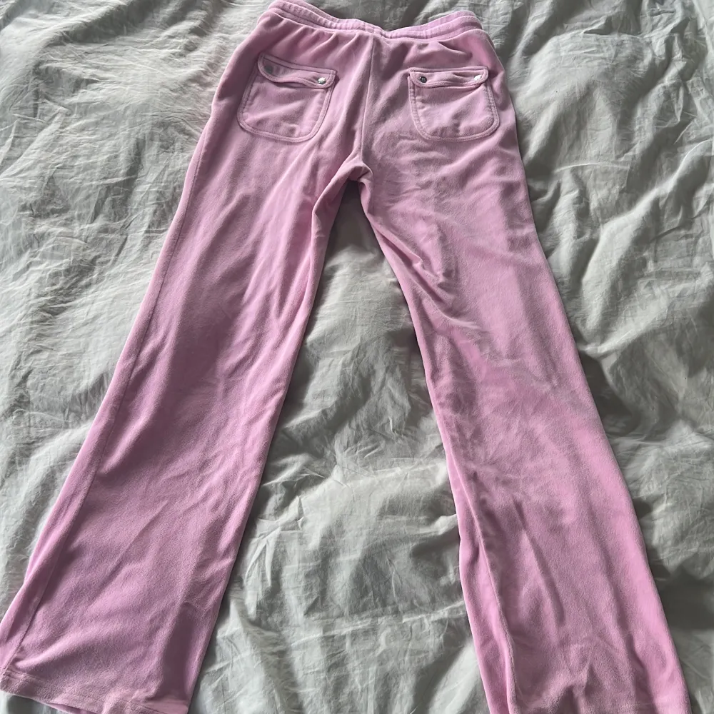 Jag säljer mina juicy couture byxor! Som är i ett väldigt bra skick å knappt använda. Det är barnstorlek men kan även passa xxs/ xs. . Jeans & Byxor.