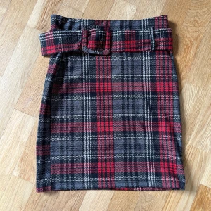 Rutig kjol - Rutig kjol från Gina tricot  Fina skick  Stretchiga och väldigt skön Storlek XS