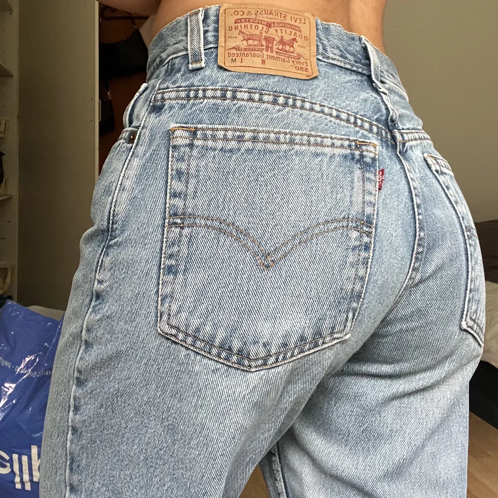 Snygga Levis jeans 550 thriftade i Barcelona i gott skick! Lite stora i midjan på mig som vanligtvis bär 34/36 i jeans!. Jeans & Byxor.