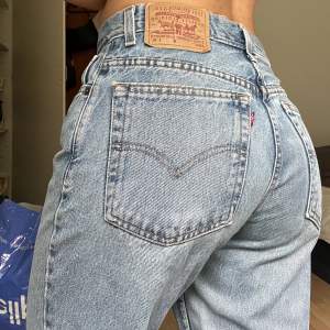 Snygga Levis jeans 550 thriftade i Barcelona i gott skick! Lite stora i midjan på mig som vanligtvis bär 34/36 i jeans!