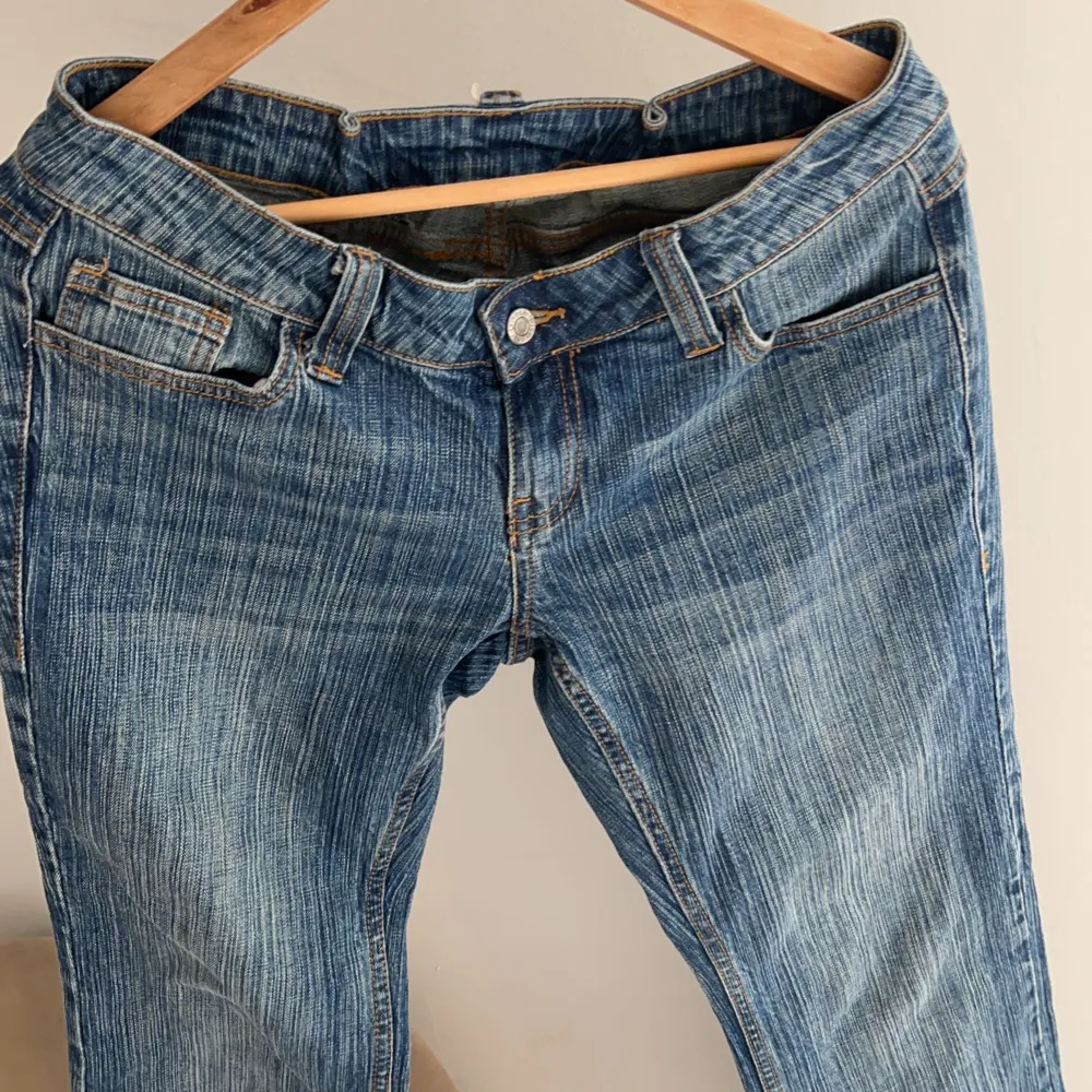 Säljer ett par secondhand köpta Low waisted jeans, skitnsygga med passar inte mig längre. Köpare står för frakt . Jeans & Byxor.