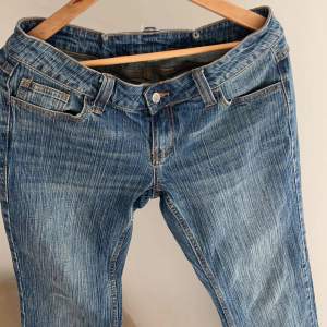 Säljer ett par secondhand köpta Low waisted jeans, skitnsygga med passar inte mig längre. Köpare står för frakt 