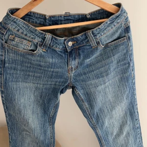 Jeans  - Säljer ett par secondhand köpta Low waisted jeans, skitnsygga med passar inte mig längre. Köpare står för frakt 